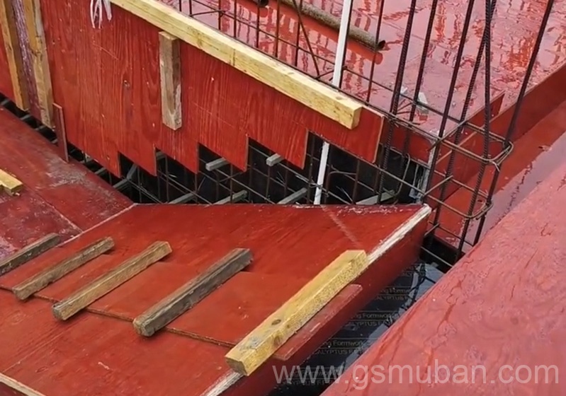 一張建筑紅模板樣品，促成合作案例